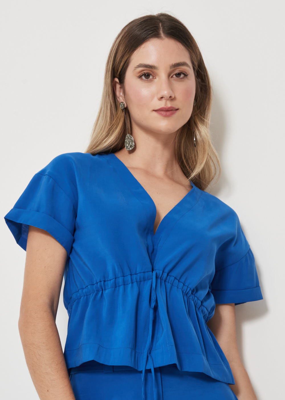 57.40.3212AZR BLUSA M/C DECOTE V CAVA DESLOCADA