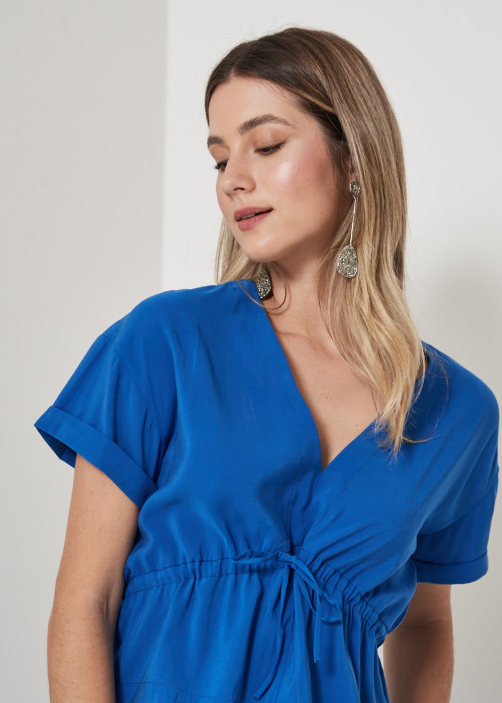 57.40.3212AZR BLUSA M/C DECOTE V CAVA DESLOCADA