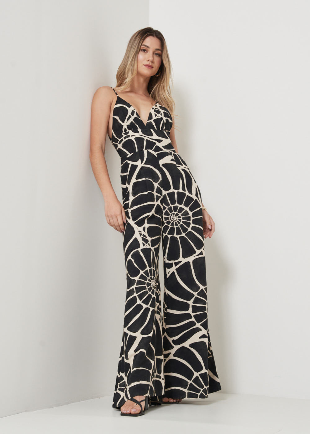 53.81.3203EST MACACÃO PANTALONA ALCINHA ESTAMPA CONCHAS