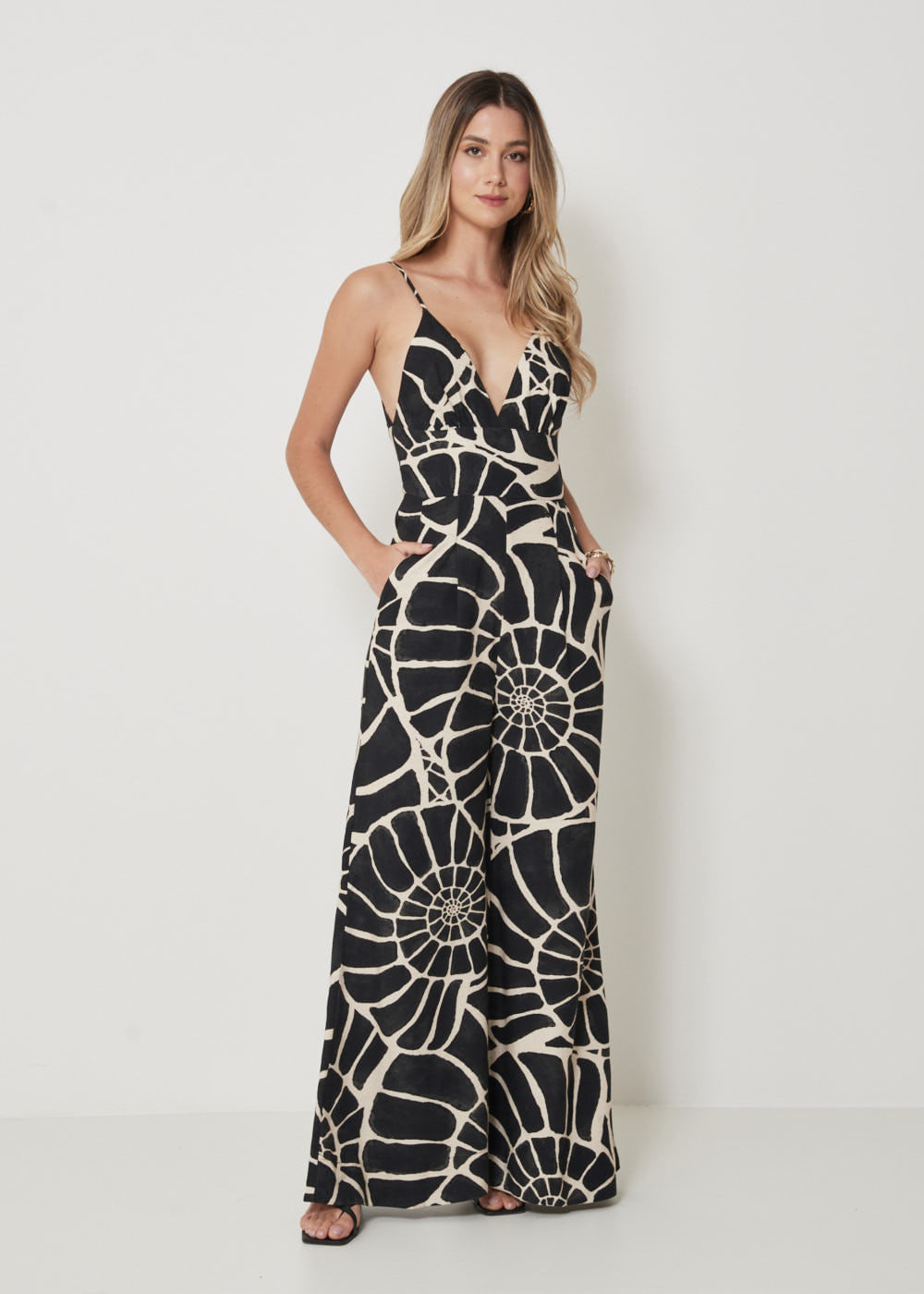 53.81.3203EST MACACÃO PANTALONA ALCINHA ESTAMPA CONCHAS