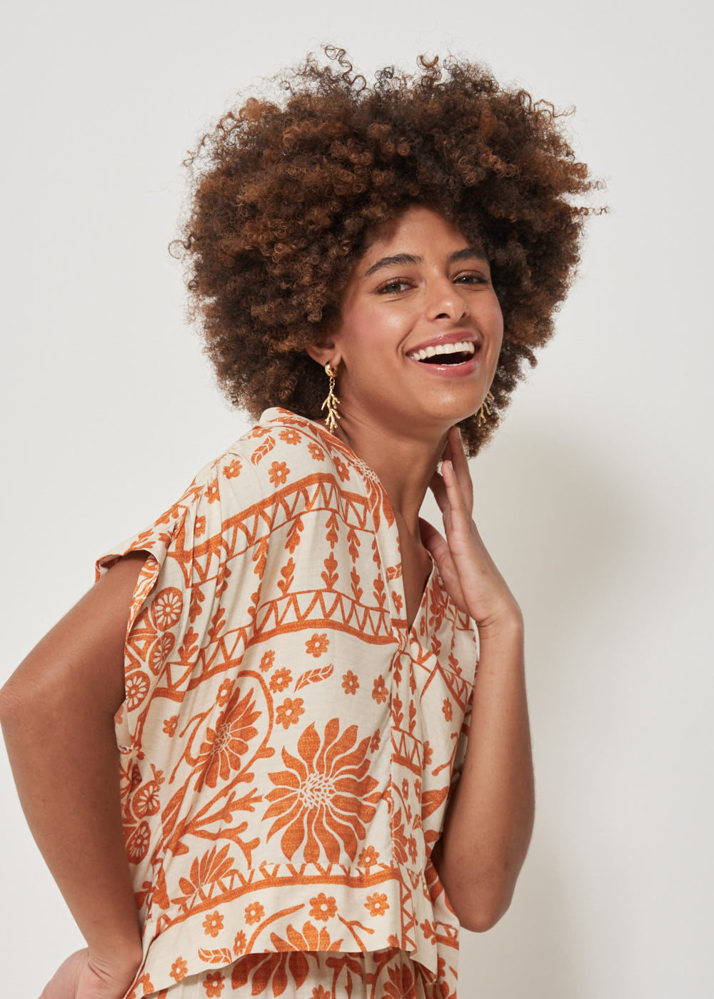 57.20.3215EST BLUSA M/C DECOTE V ESTAMPA ORANGE GARDEN