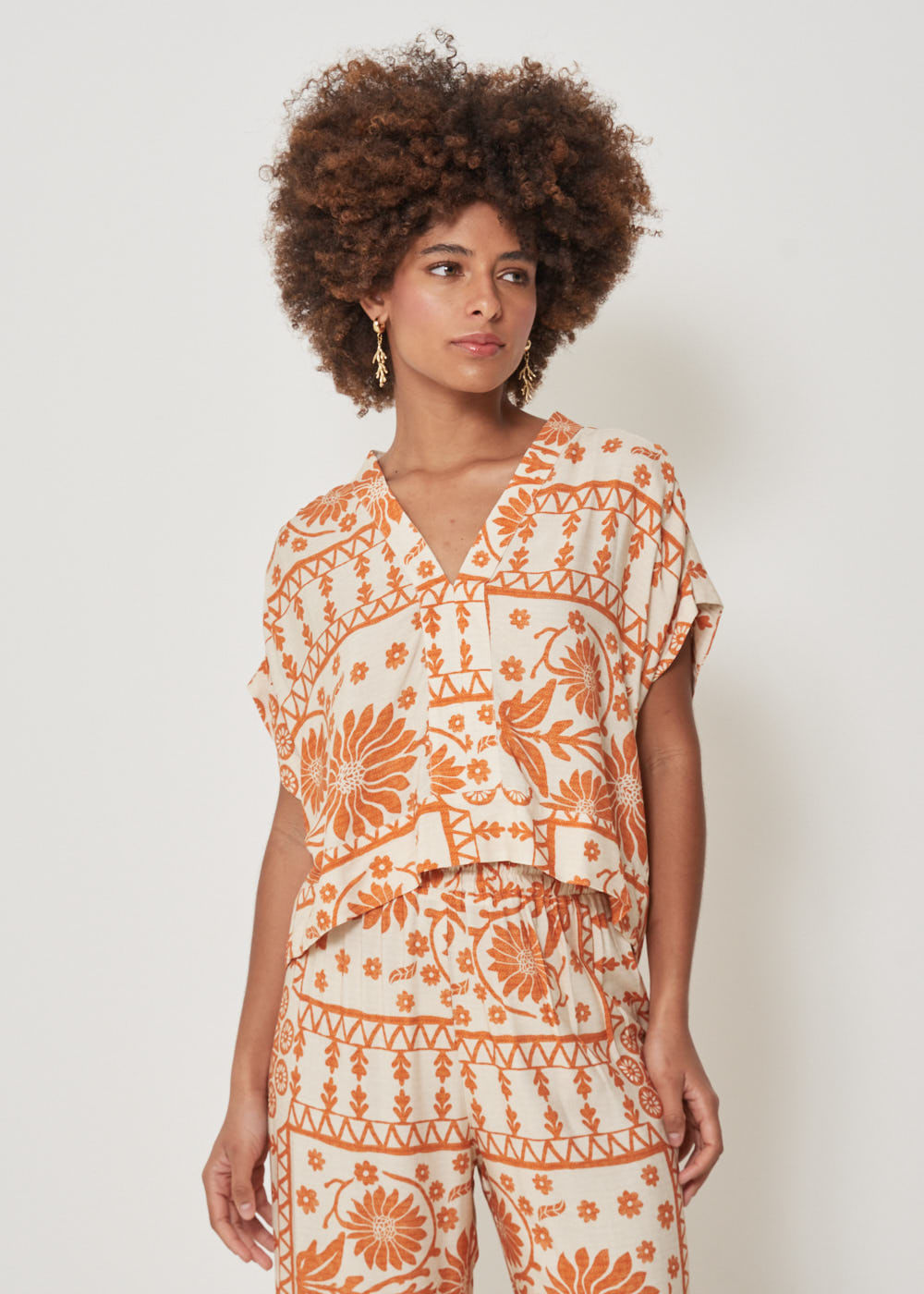 57.20.3215EST BLUSA M/C DECOTE V ESTAMPA ORANGE GARDEN