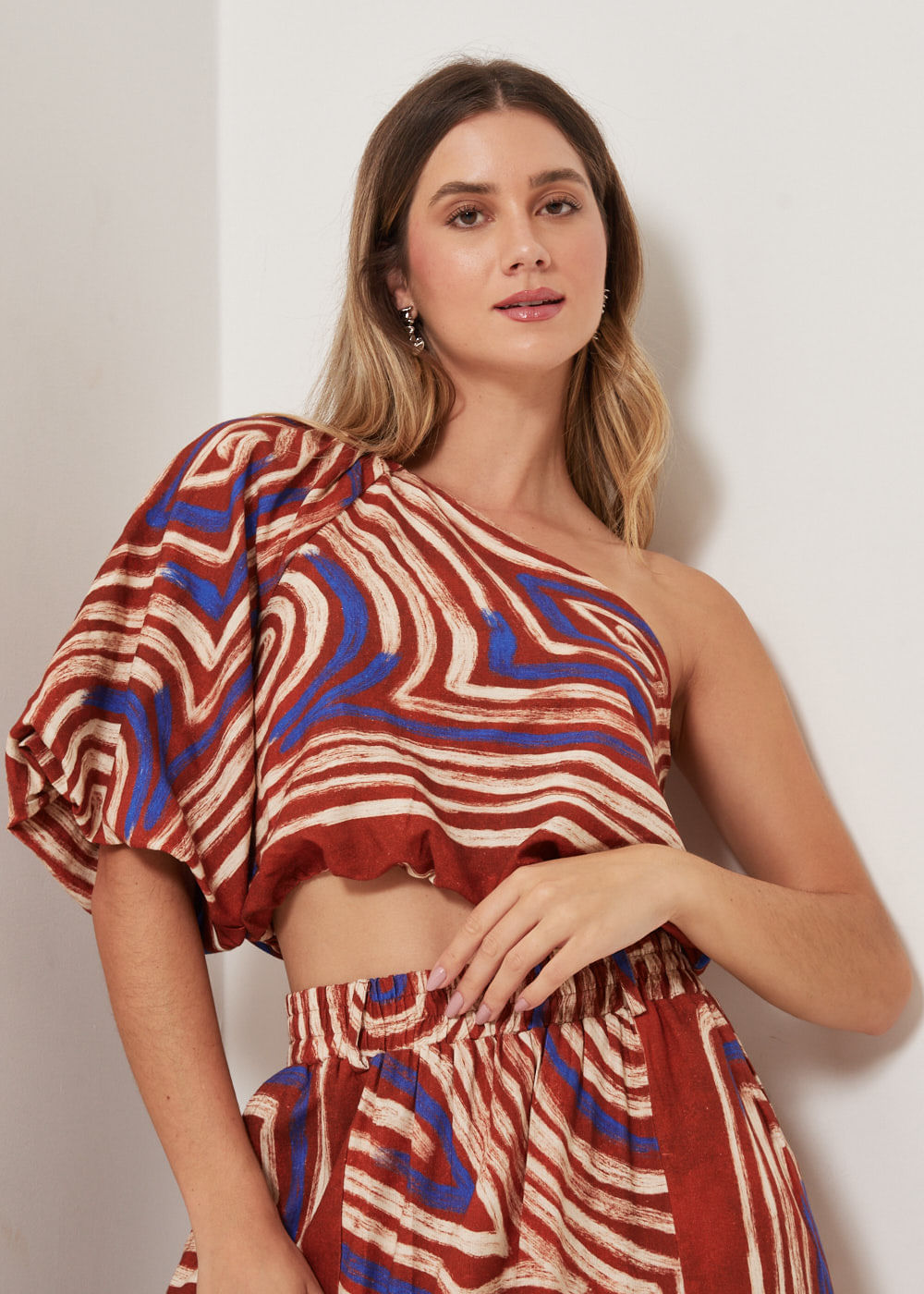 56.20.3308EST BLUSA OMBRO SÓ ESTAMPA LABIRINTO