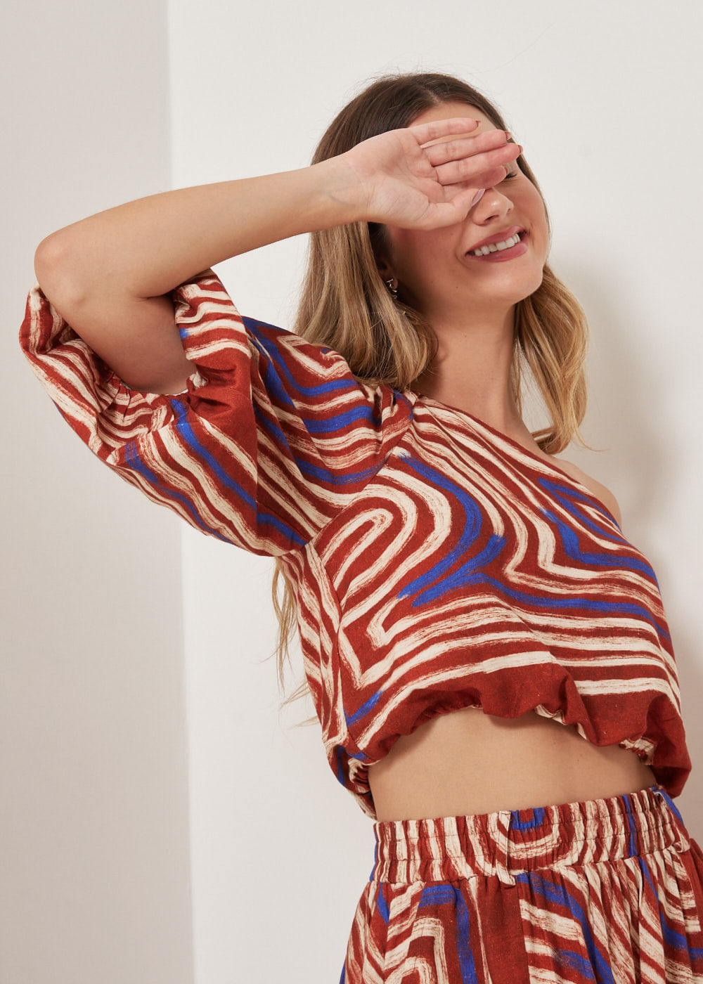 56.20.3308EST BLUSA OMBRO SÓ ESTAMPA LABIRINTO
