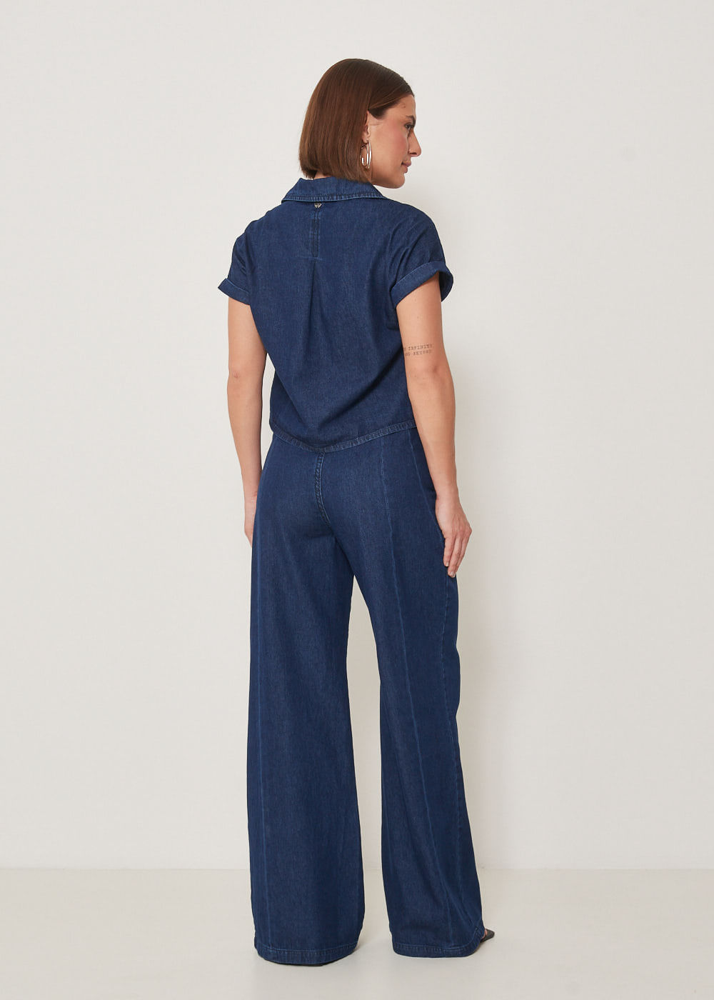 12.25.3304AMA CALÇA JEANS WIDE LEG BOTÃO FORRADO