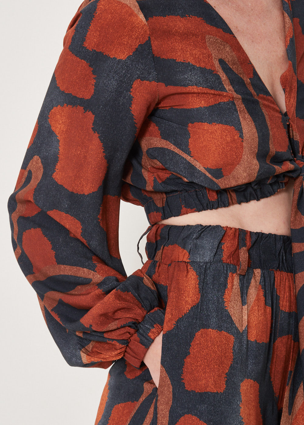 59.60.3302EST CROPPED M/L DECOTE V ESTAMPA JUNGLE