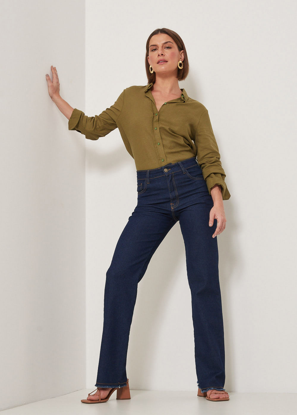 12.21.3301AMA CALÇA JEANS RETA BARRA DESFIADA