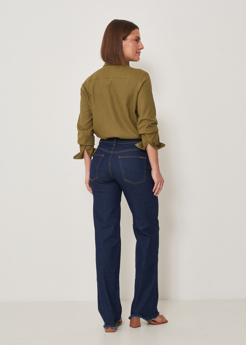 12.21.3301AMA CALÇA JEANS RETA BARRA DESFIADA