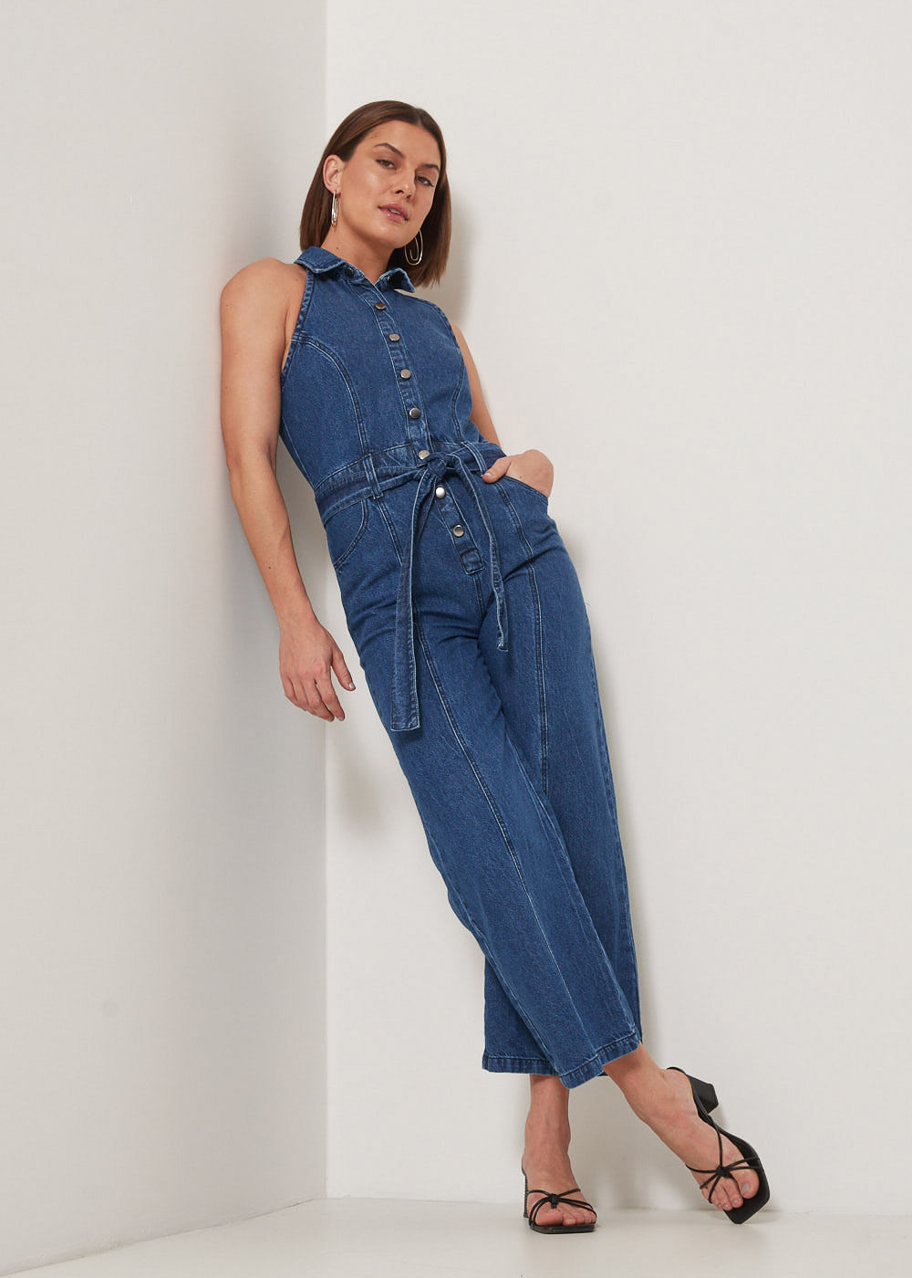 13.80.3301DES MACACÃO JEANS DETALHE RECORTES