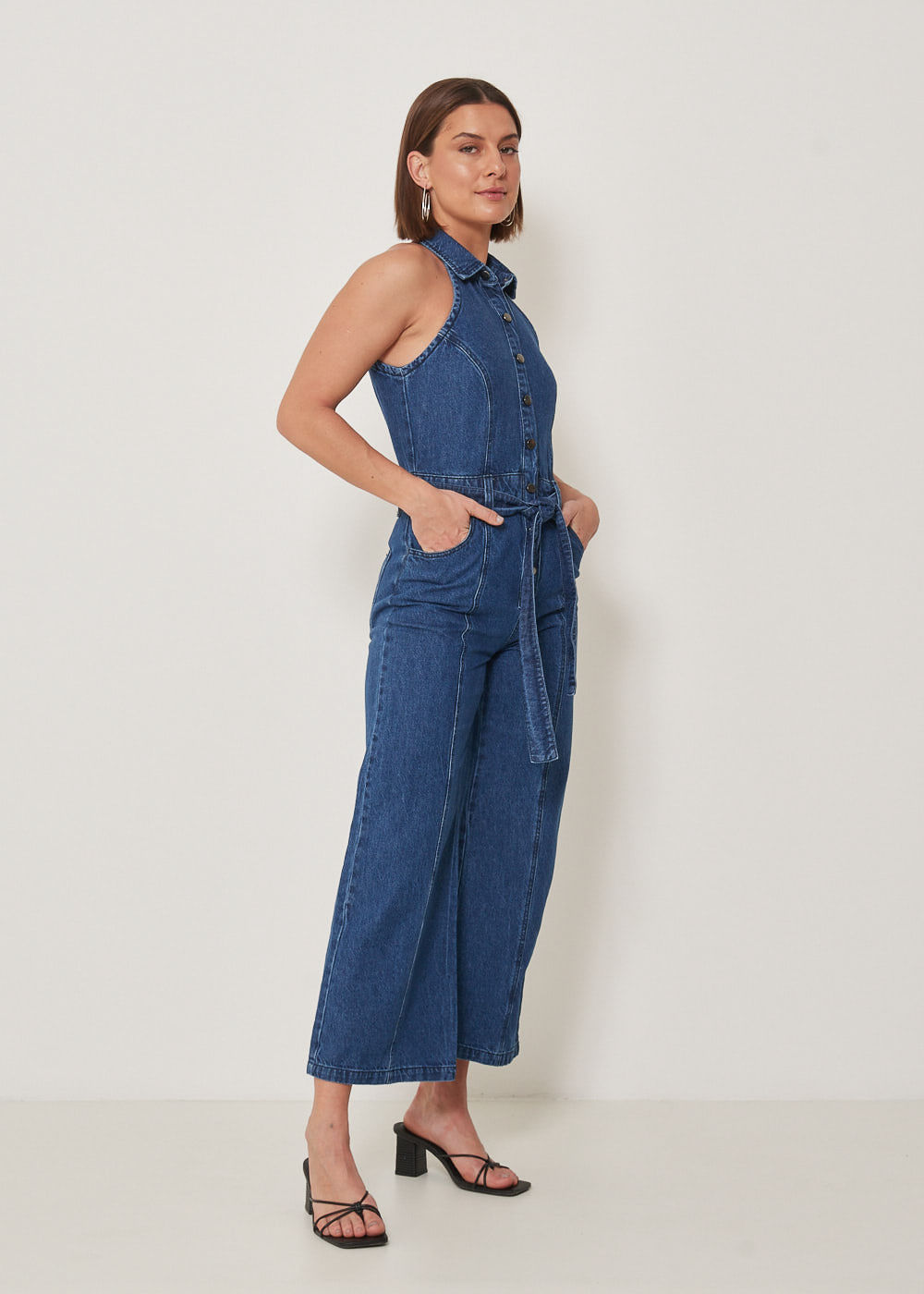 13.80.3301DES MACACÃO JEANS DETALHE RECORTES