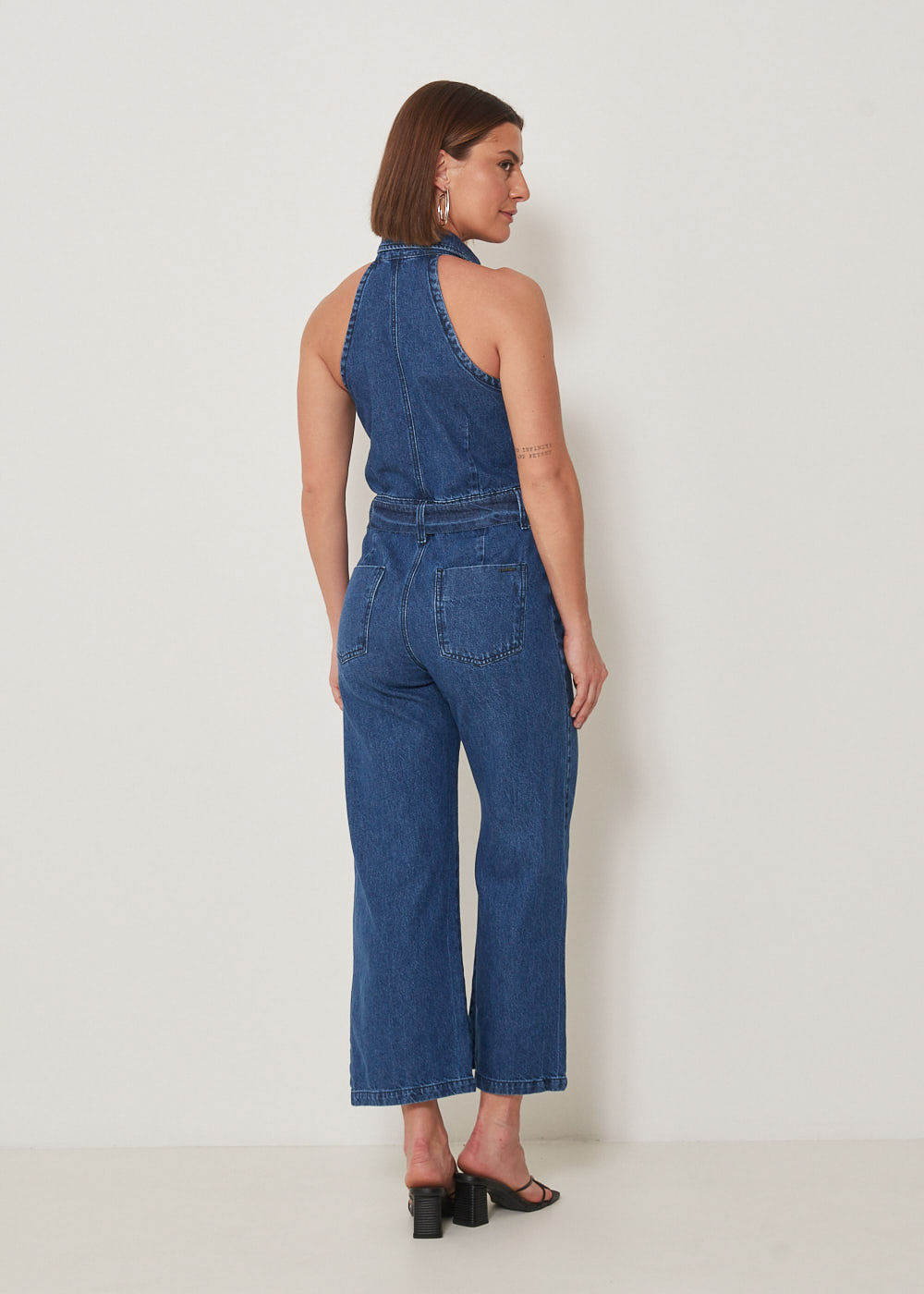13.80.3301DES MACACÃO JEANS DETALHE RECORTES