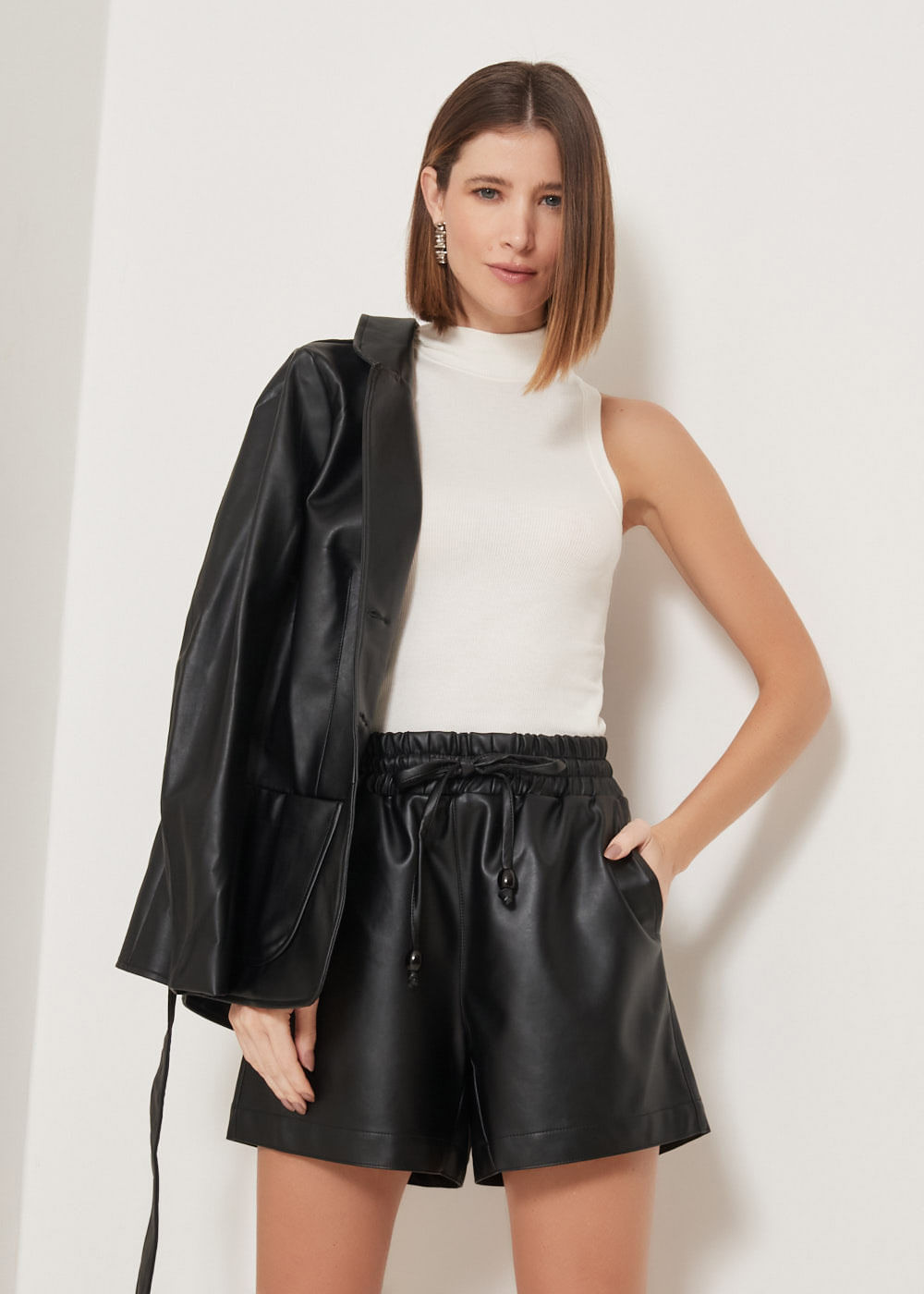 32.40.3301PTO SHORTS CÓS EM ELÁSTICO COURO SINTÉTICO