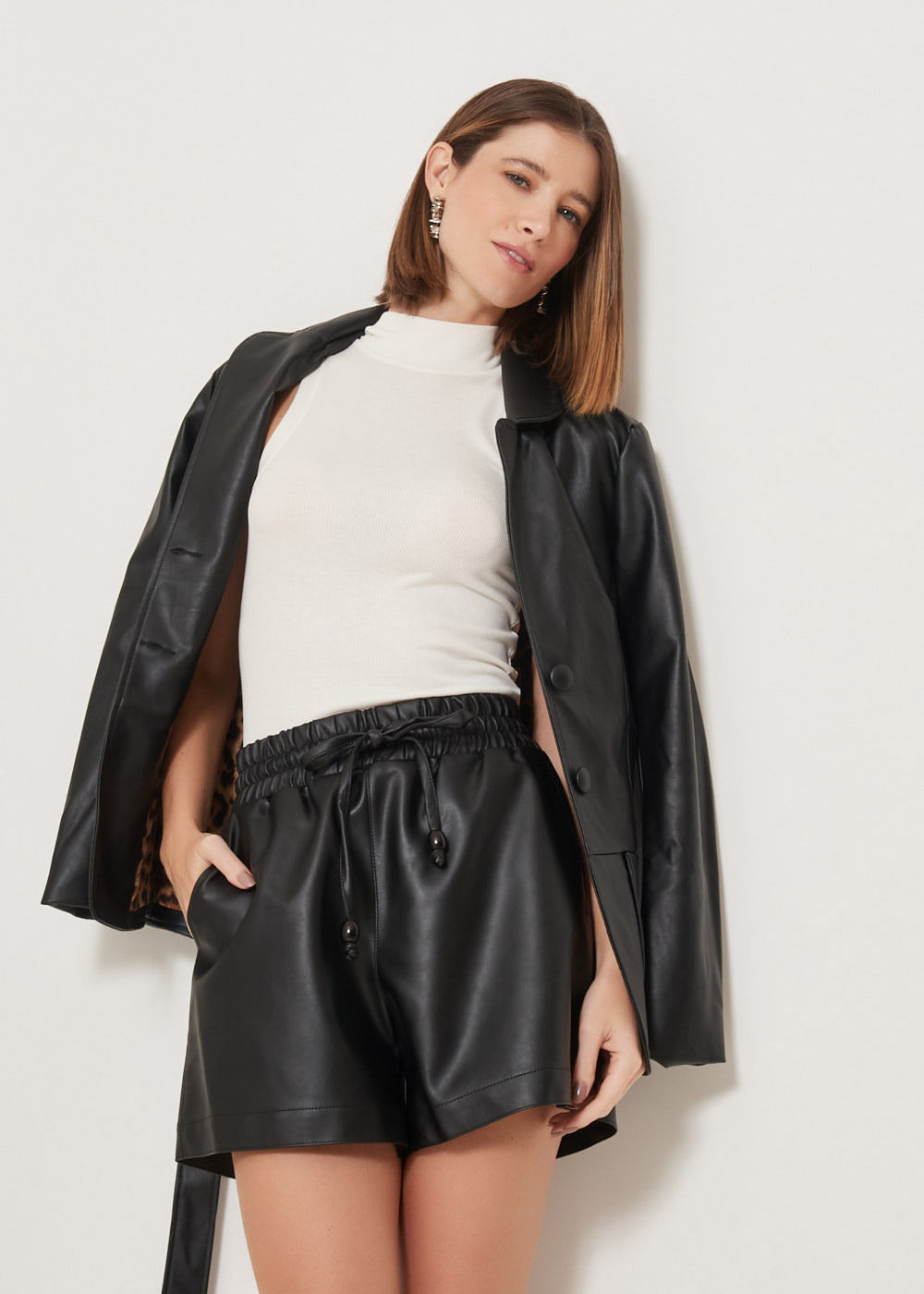 32.40.3301PTO SHORTS CÓS EM ELÁSTICO COURO SINTÉTICO