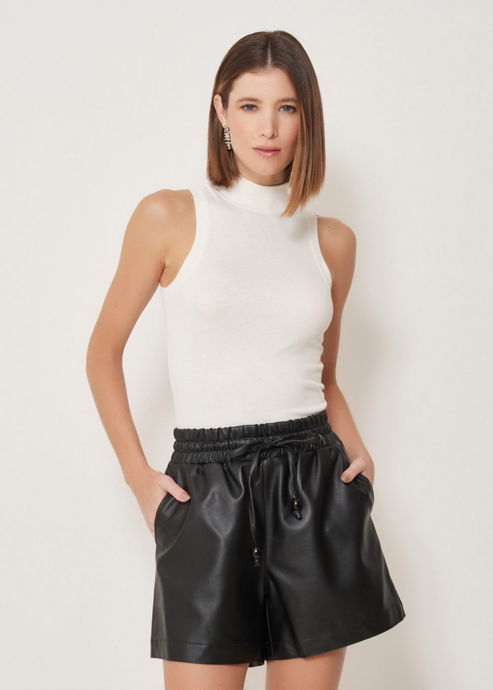 32.40.3301PTO SHORTS CÓS EM ELÁSTICO COURO SINTÉTICO