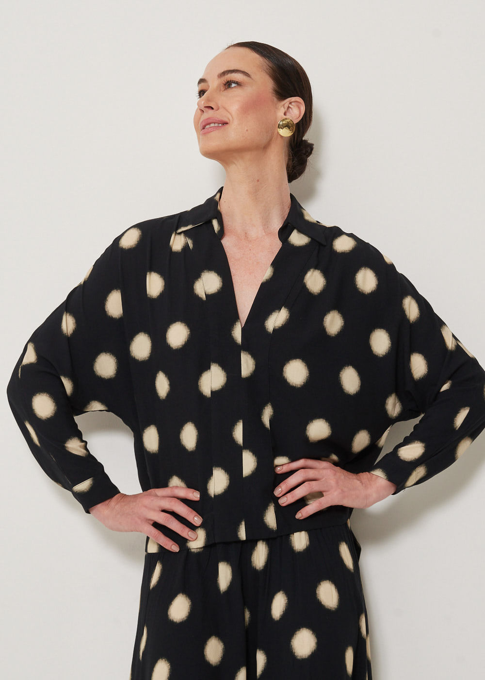 56.20.3302EST BLUSA MANGA MORCEGO DECOTE V  ESTAMPA DOTS