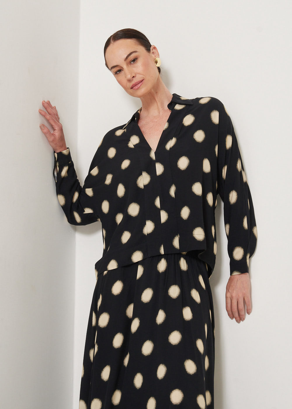56.20.3302EST BLUSA MANGA MORCEGO DECOTE V  ESTAMPA DOTS