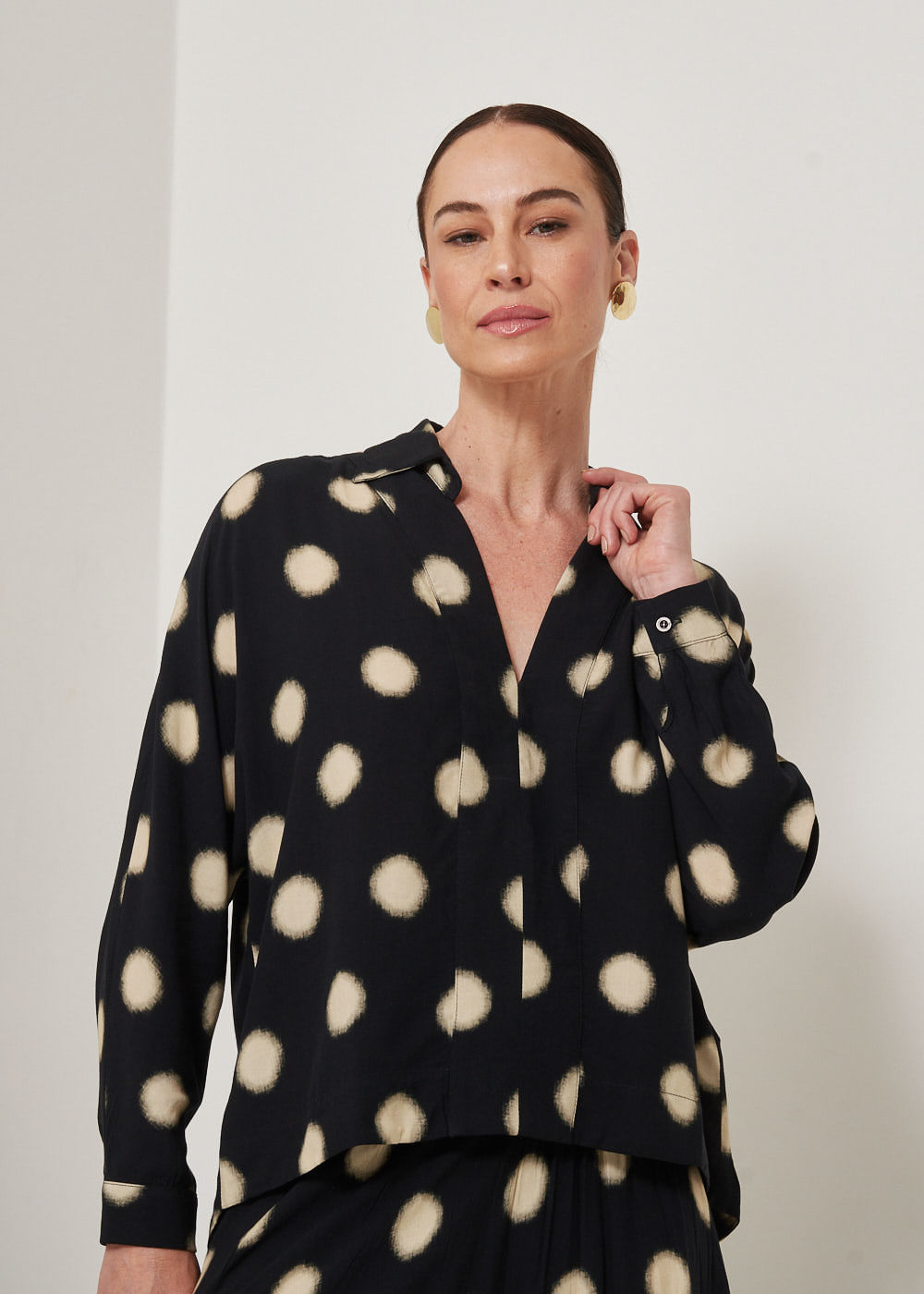 56.20.3302EST BLUSA MANGA MORCEGO DECOTE V  ESTAMPA DOTS