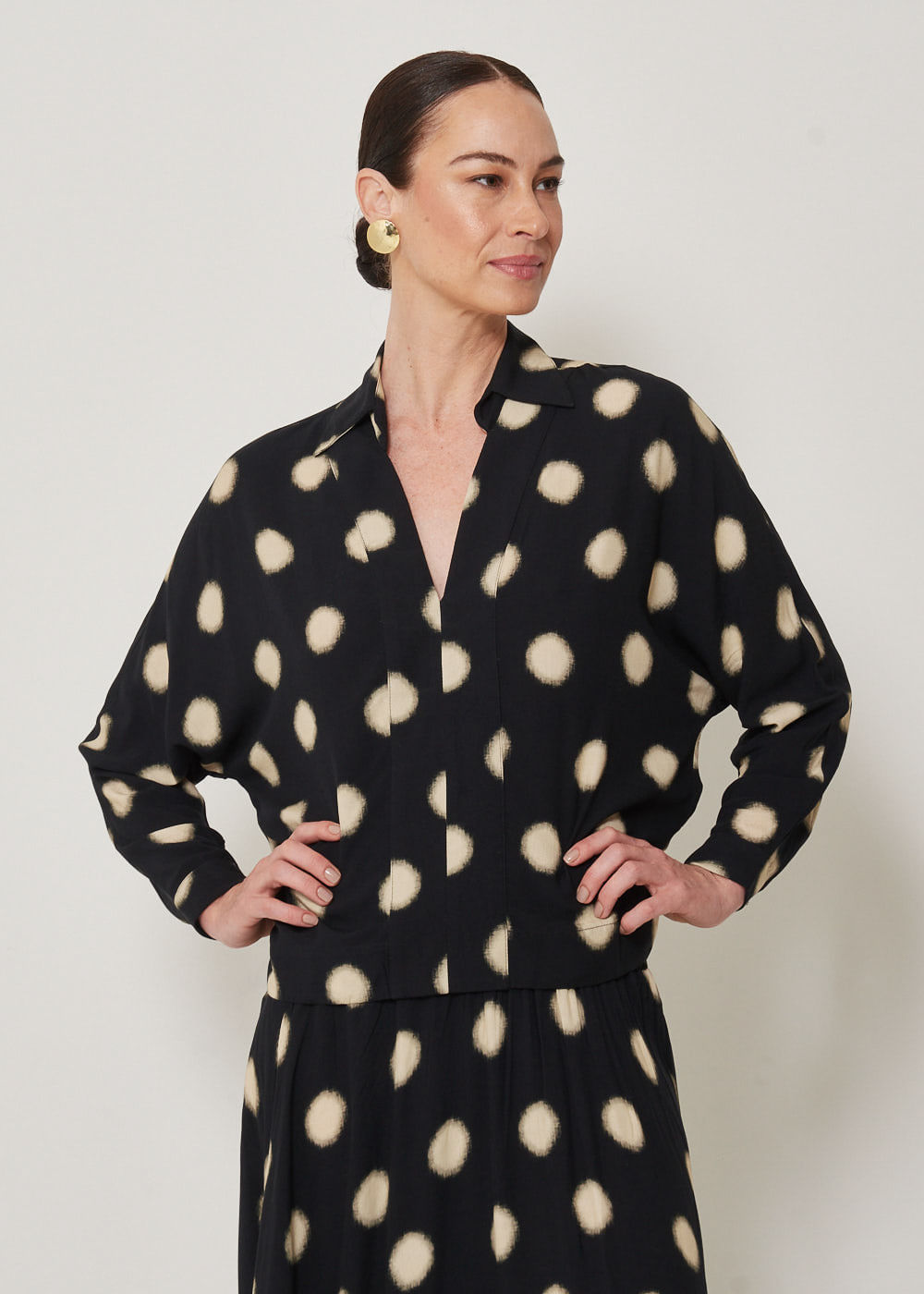56.20.3302EST BLUSA MANGA MORCEGO DECOTE V  ESTAMPA DOTS