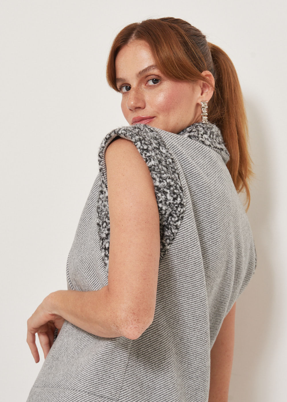 58.90.3302BIC COLETE  MAX BOLSOS DETALHE FUR - HIGHLINE
