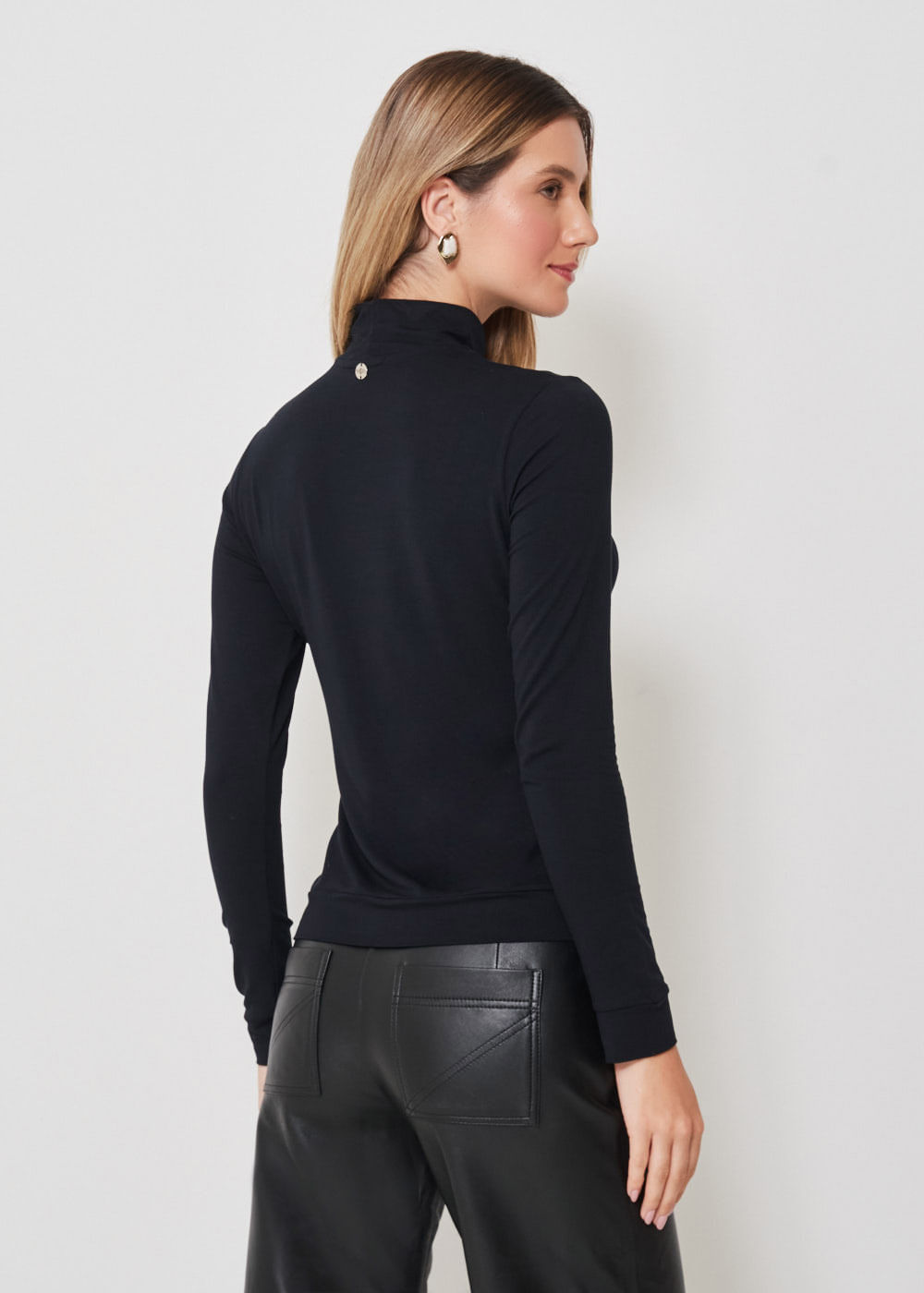 66.10.3302PTO BLUSA MALHA M/LGOLA ALTA BÁSICA