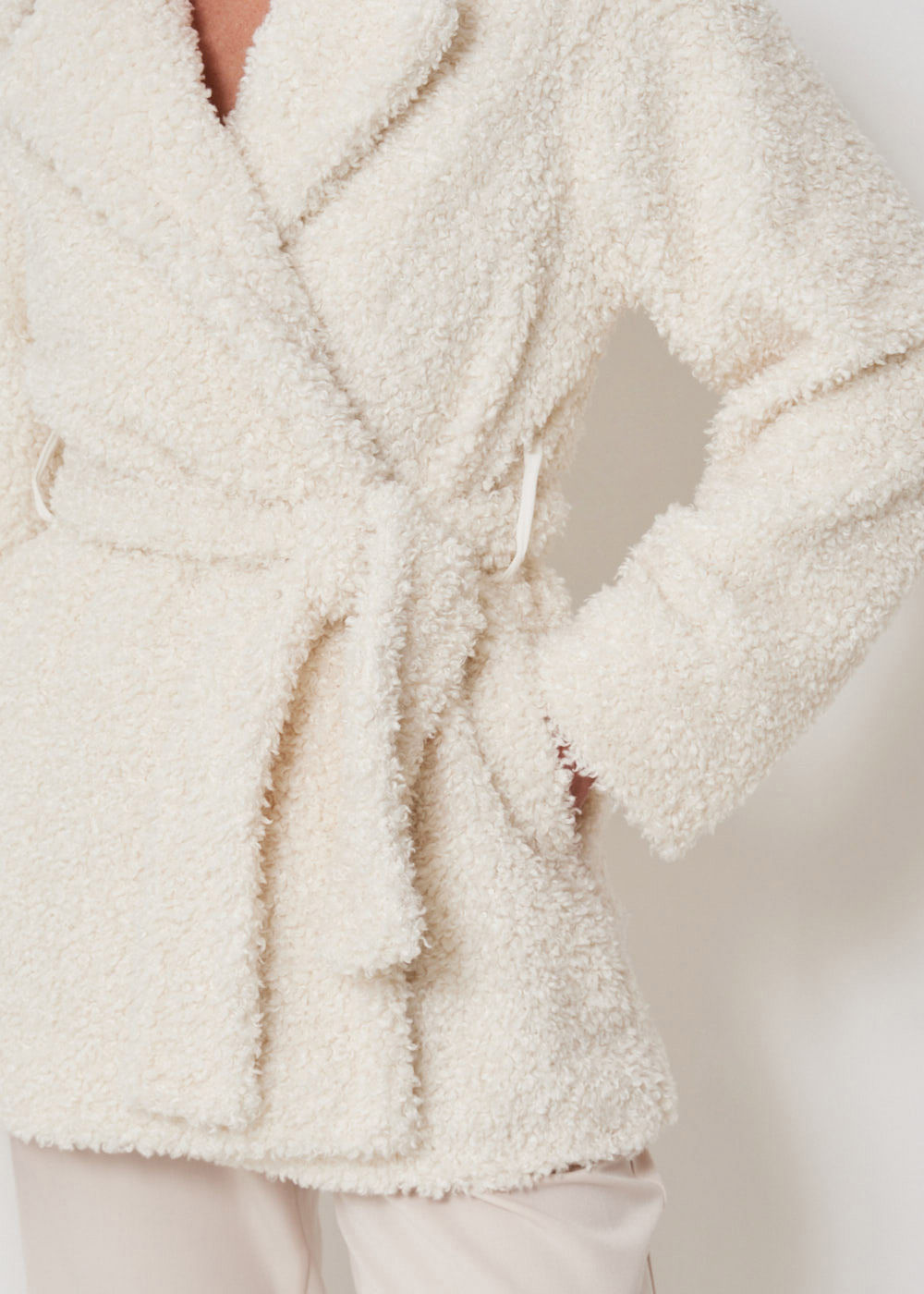 51.40.3304OFW CASACO FUR CARNEIRO FAIXA AMARRAÇÃO