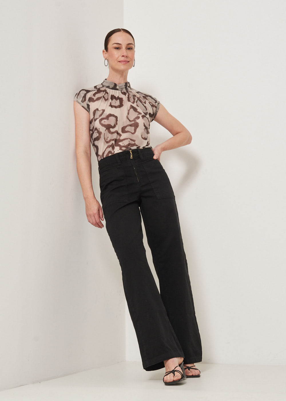 12.75.3304PTO CALÇA WIDE LEG DE SARJA BOLSO FRENTE
