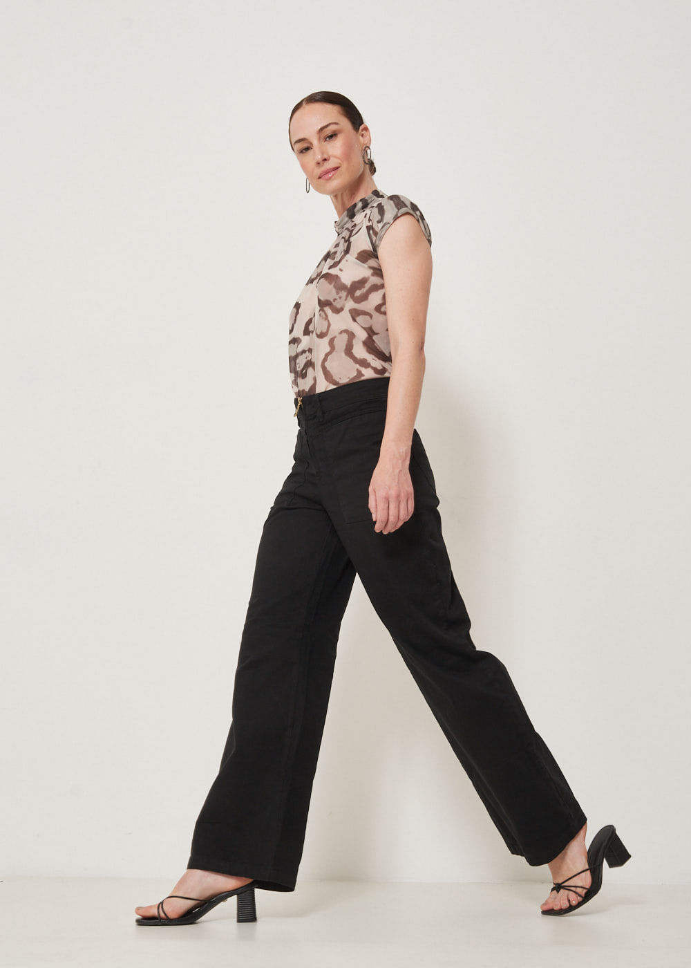 12.75.3304PTO CALÇA WIDE LEG DE SARJA BOLSO FRENTE