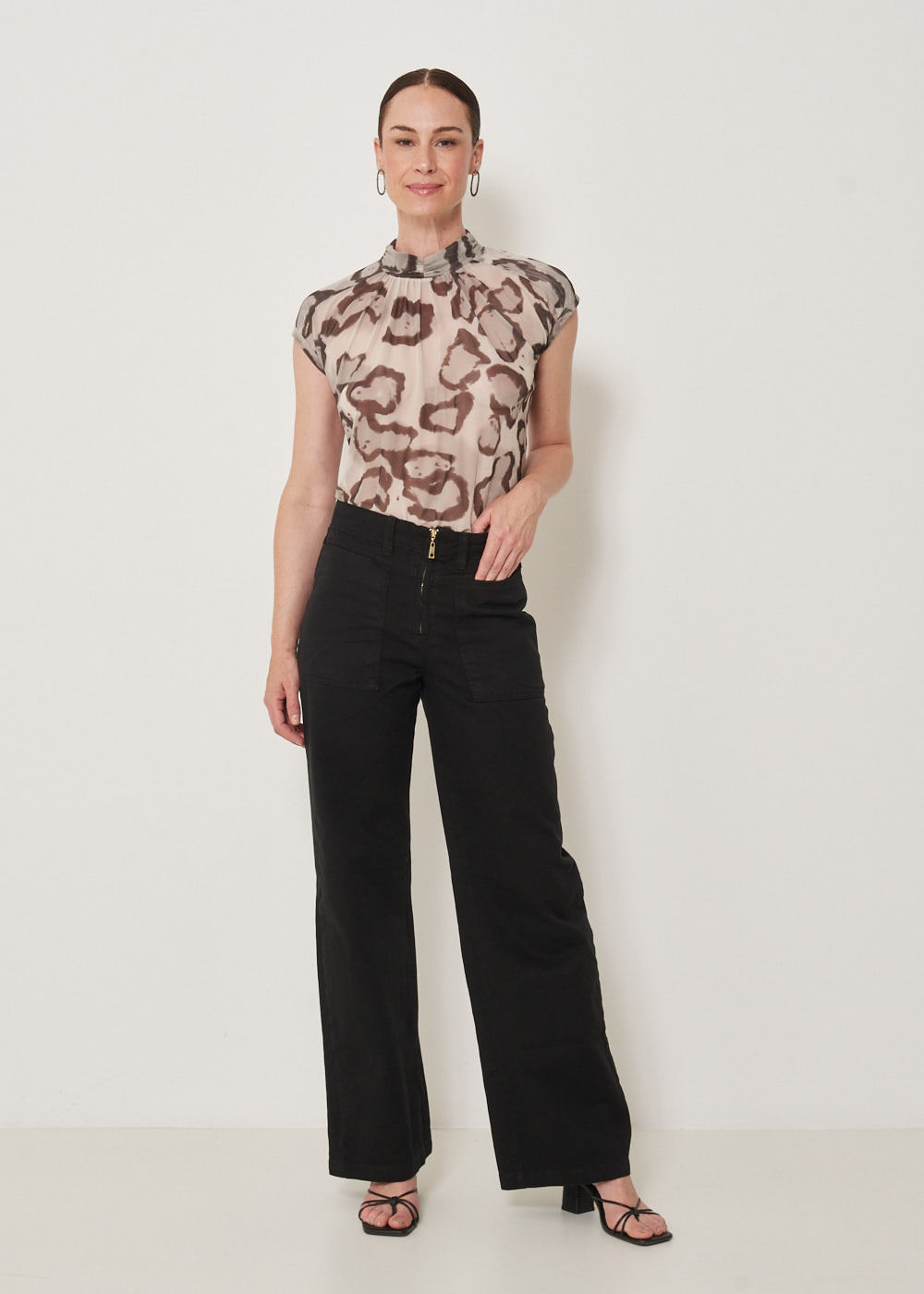 12.75.3304PTO CALÇA WIDE LEG DE SARJA BOLSO FRENTE