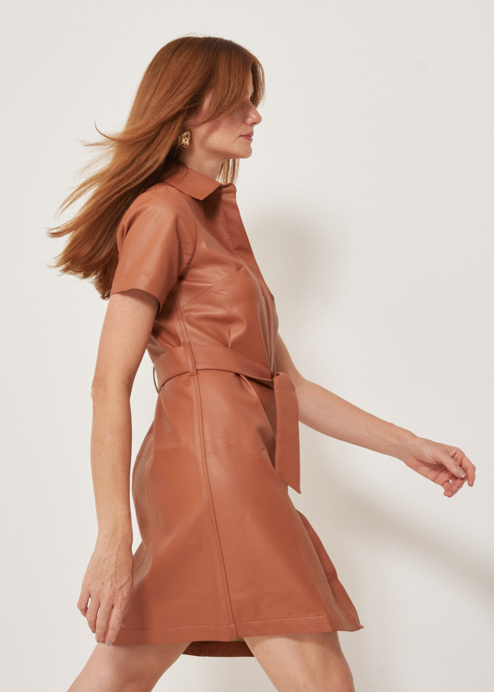 33.10.3301CVO VESTIDO CURTO M/C COURO SINTÉTICO