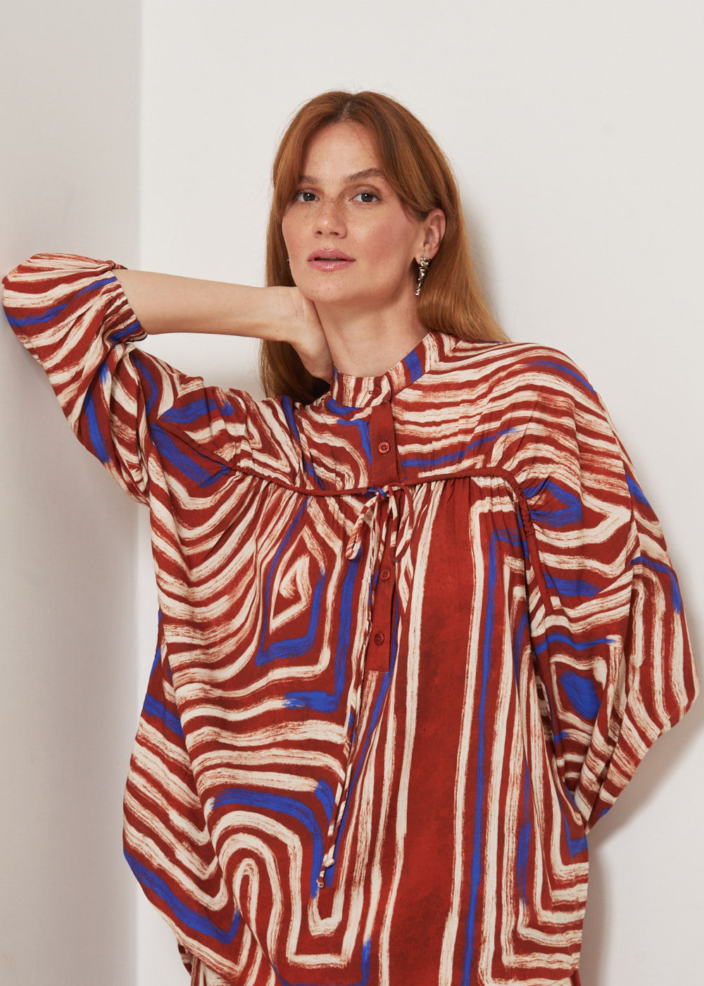 56.20.3307EST BLUSA MANGA LONGA ESTAMPA LABIRINTO