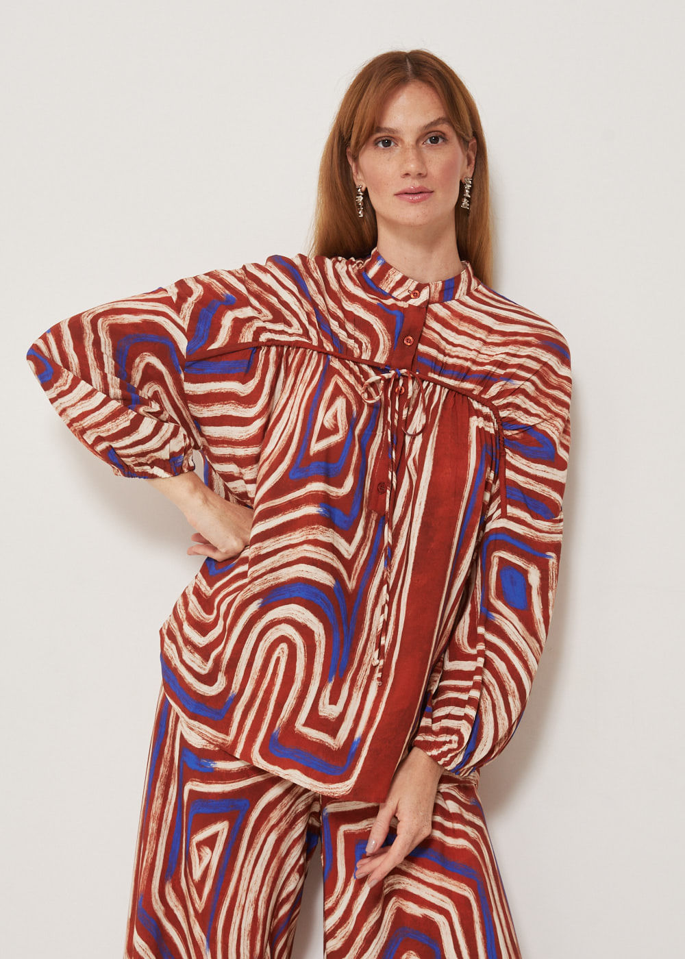 56.20.3307EST BLUSA MANGA LONGA ESTAMPA LABIRINTO