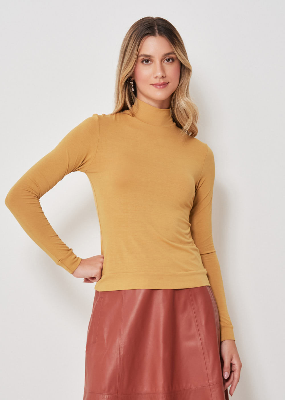 66.10.3302CAM BLUSA MALHA M/LGOLA ALTA BÁSICA