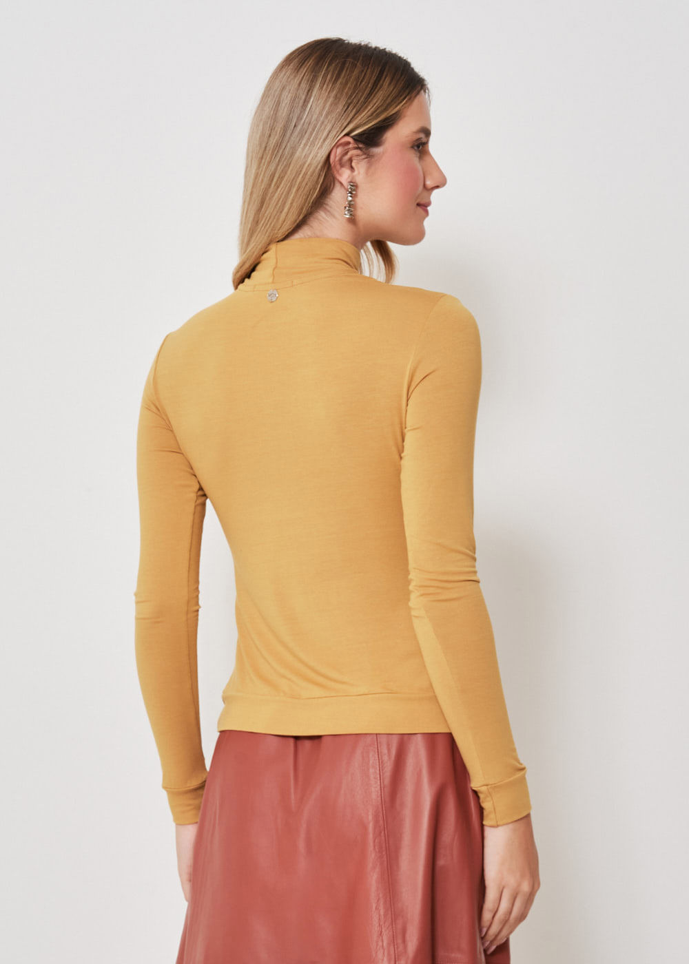 66.10.3302CAM BLUSA MALHA M/LGOLA ALTA BÁSICA