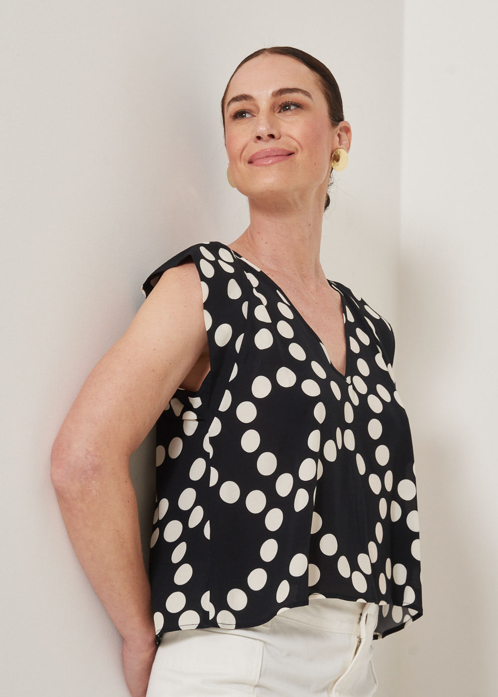 57.20.3305EST BLUSA M/C DECOTE V ESTAMPA POLKA DOTS
