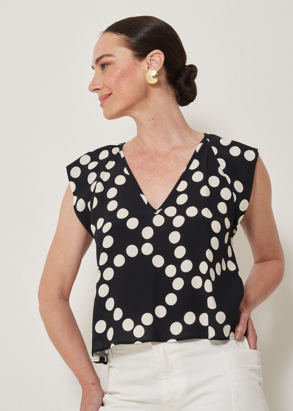 57.20.3305EST BLUSA M/C DECOTE V ESTAMPA POLKA DOTS