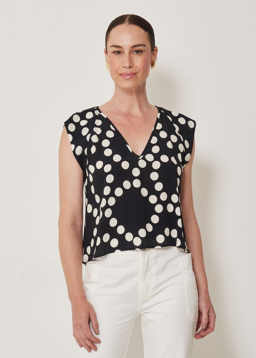 57.20.3305EST BLUSA M/C DECOTE V ESTAMPA POLKA DOTS