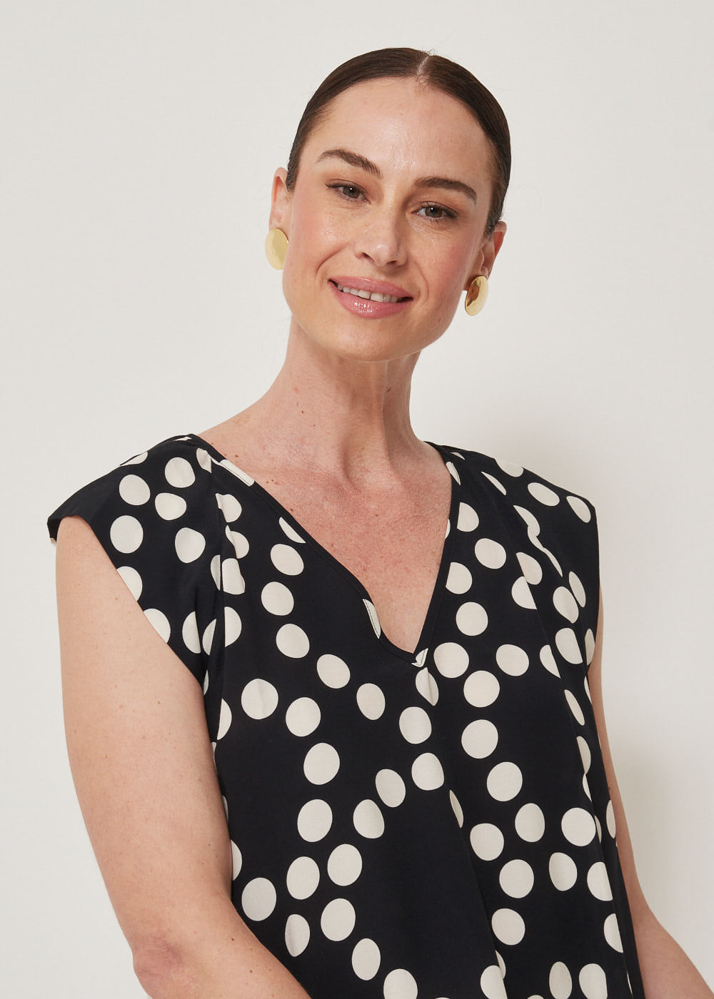 57.20.3305EST BLUSA M/C DECOTE V ESTAMPA POLKA DOTS