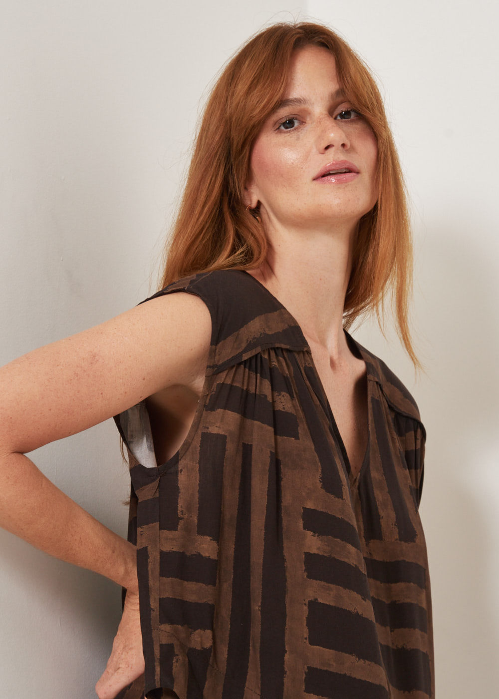57.20.3304CVO BLUSA M/C DECOTE V ESTAMPA AMBLER