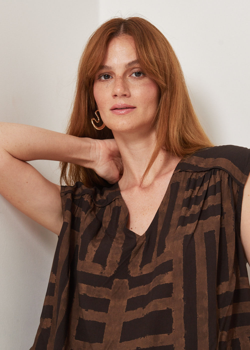 57.20.3304CVO BLUSA M/C DECOTE V ESTAMPA AMBLER