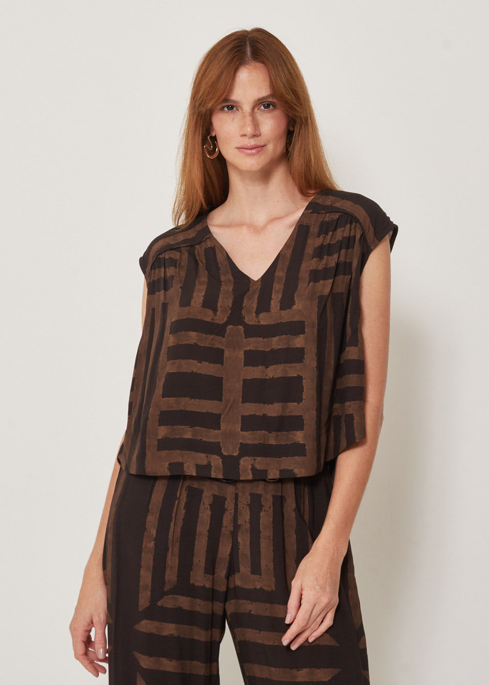 57.20.3304CVO BLUSA M/C DECOTE V ESTAMPA AMBLER