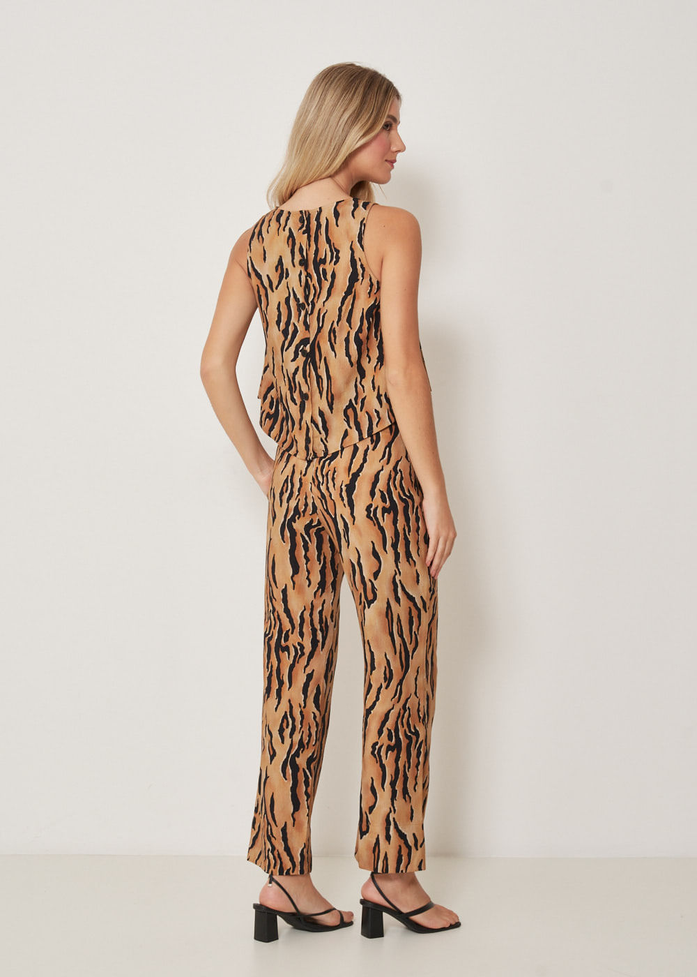 52.21.3306EST CALÇA RETA ESTAMPA SAFARI TIGER