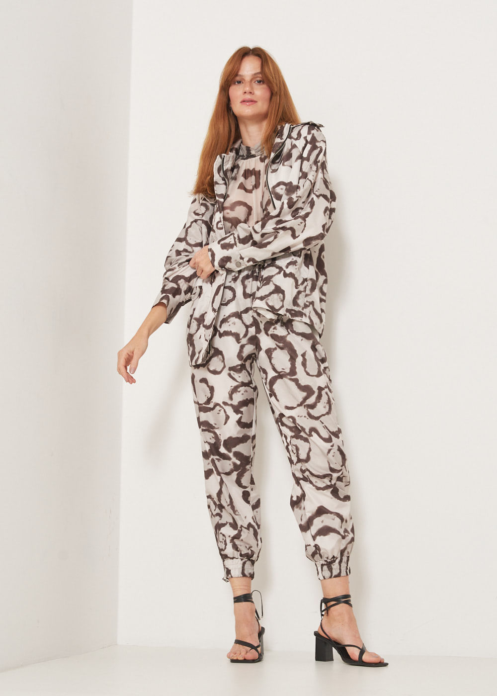 52.21.3303EST CALÇA JOGGER ESTAMPA LEOPARD BRUN
