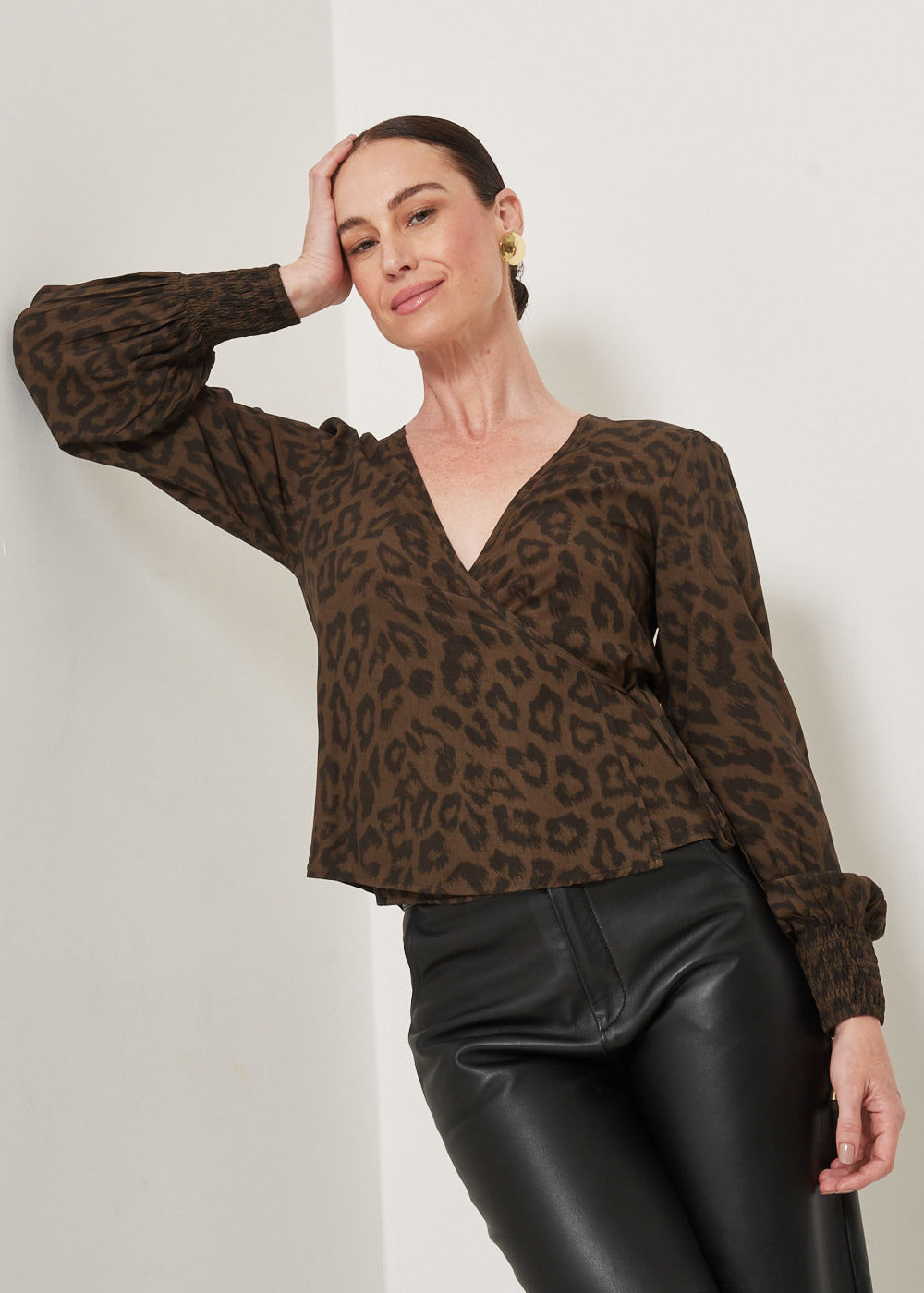 56.20.3304EST BLUSA M/L COM AMARRAÇÃO ESTAMPA WILD SKIN