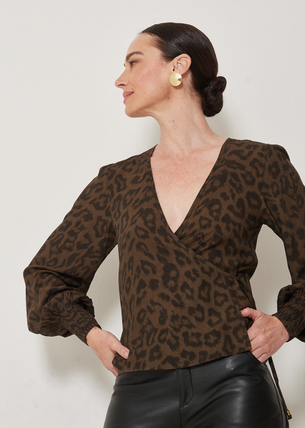56.20.3304EST BLUSA M/L COM AMARRAÇÃO ESTAMPA WILD SKIN