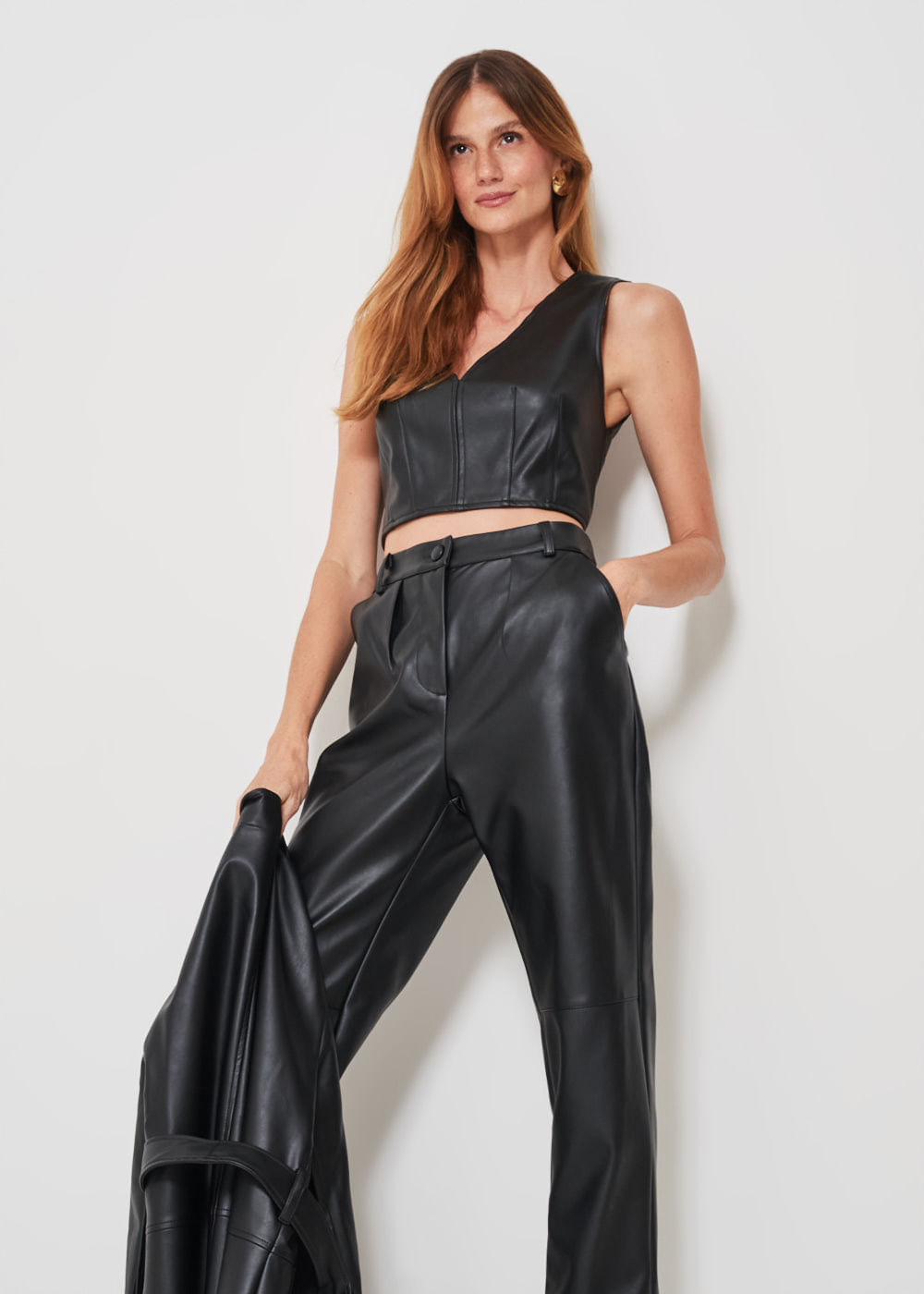 32.20.3306PTO CALÇA RETA DETALHE PREGAS COURO SINTÉTICO