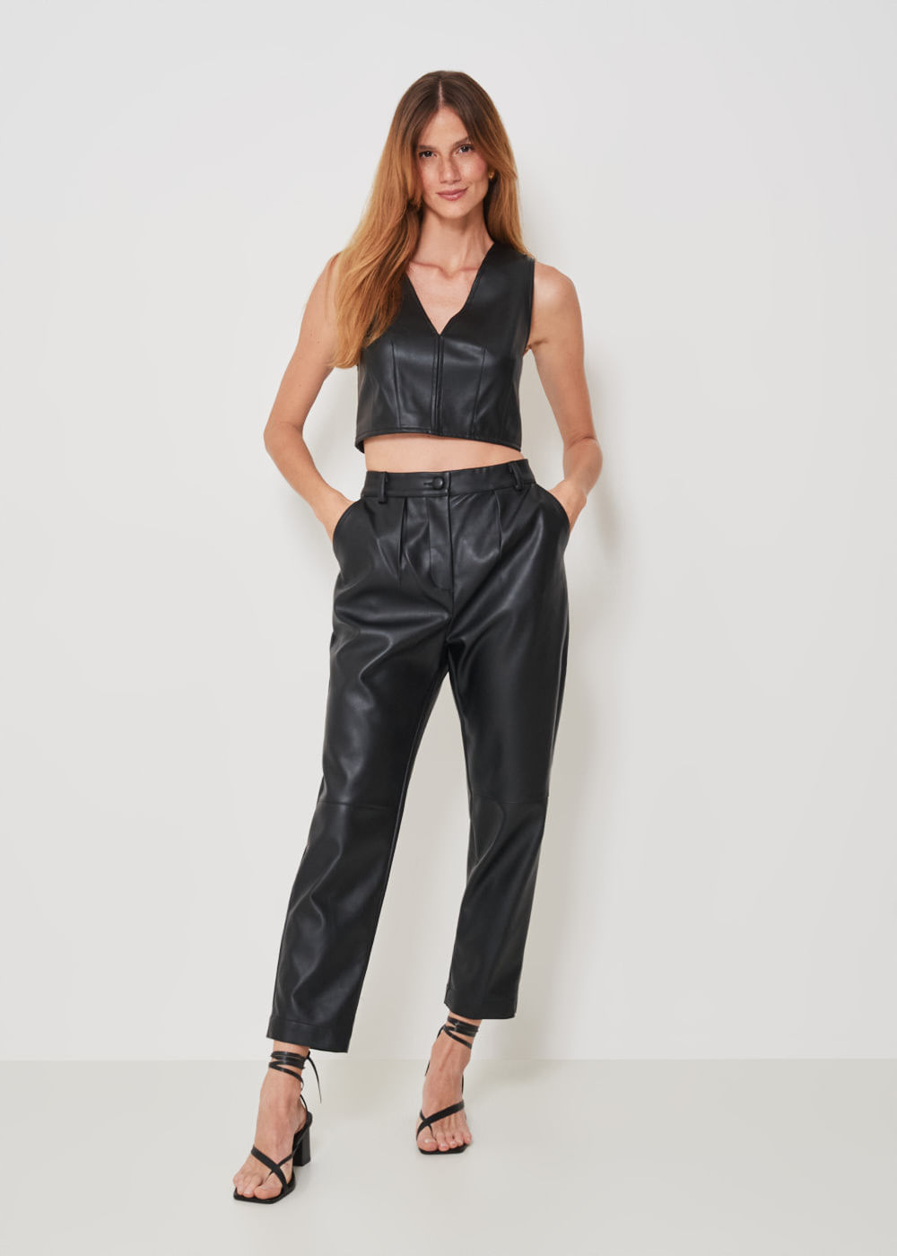 32.20.3306PTO CALÇA RETA DETALHE PREGAS COURO SINTÉTICO