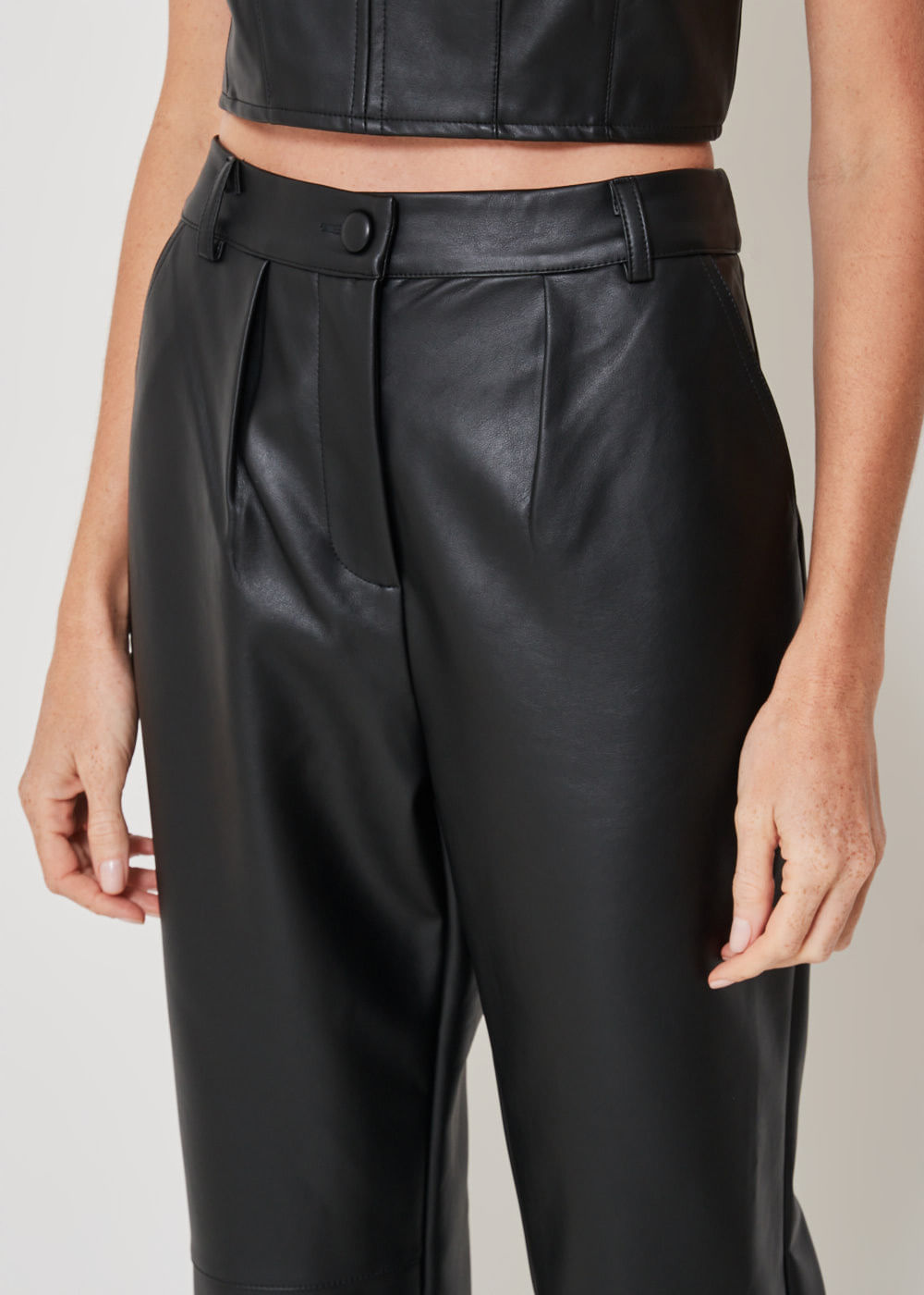 32.20.3306PTO CALÇA RETA DETALHE PREGAS COURO SINTÉTICO