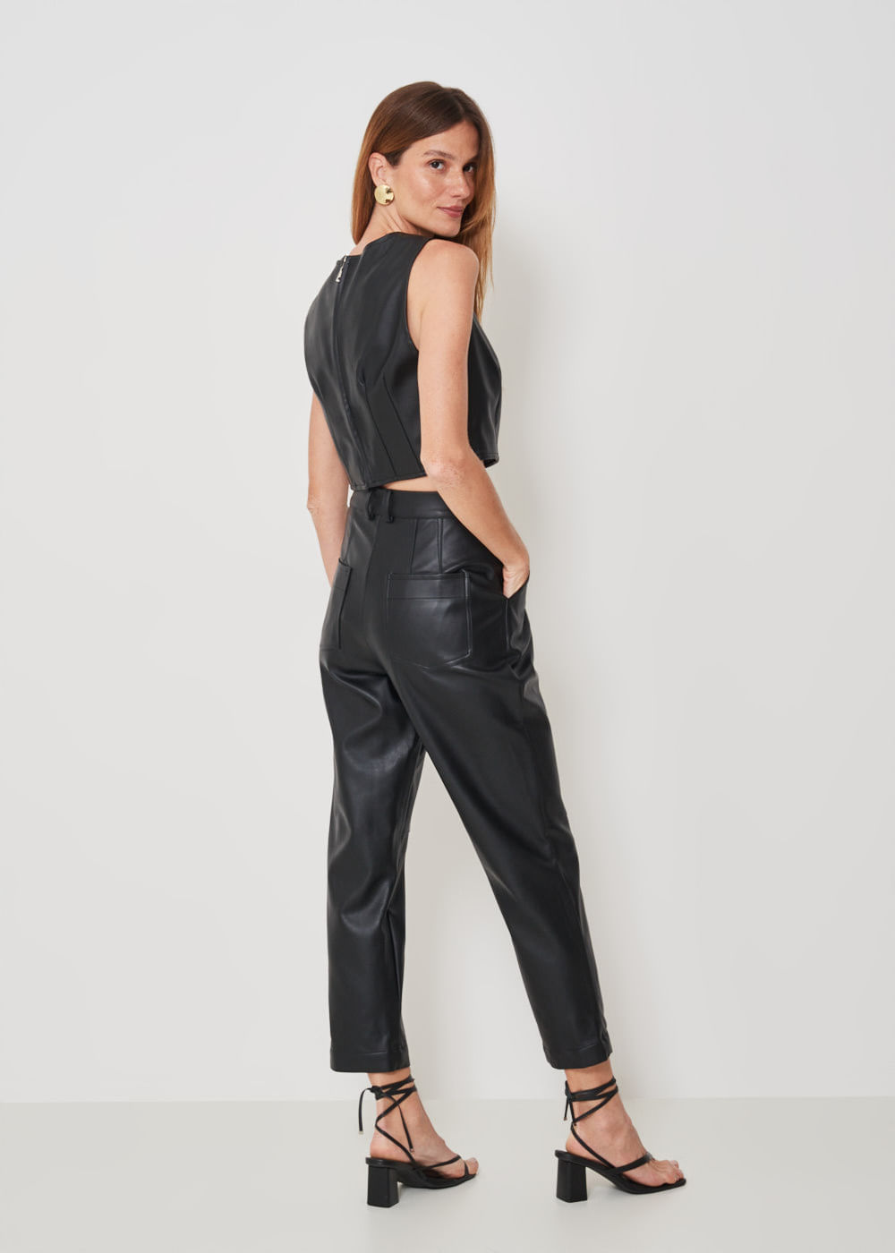 32.20.3306PTO CALÇA RETA DETALHE PREGAS COURO SINTÉTICO