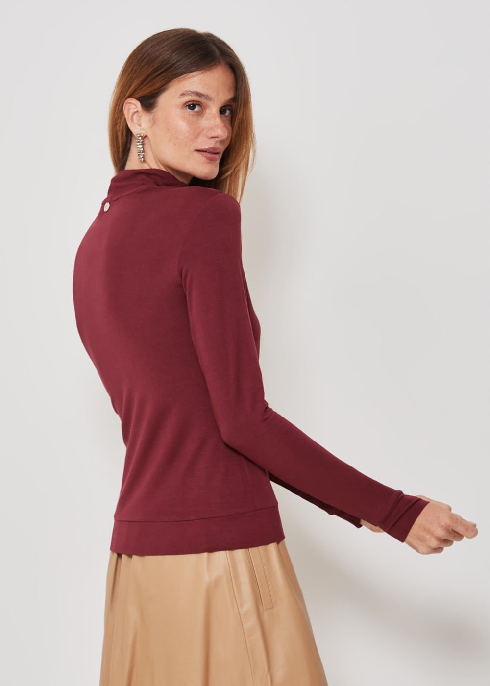 66.10.3302VN1 BLUSA MALHA M/LGOLA ALTA BÁSICA