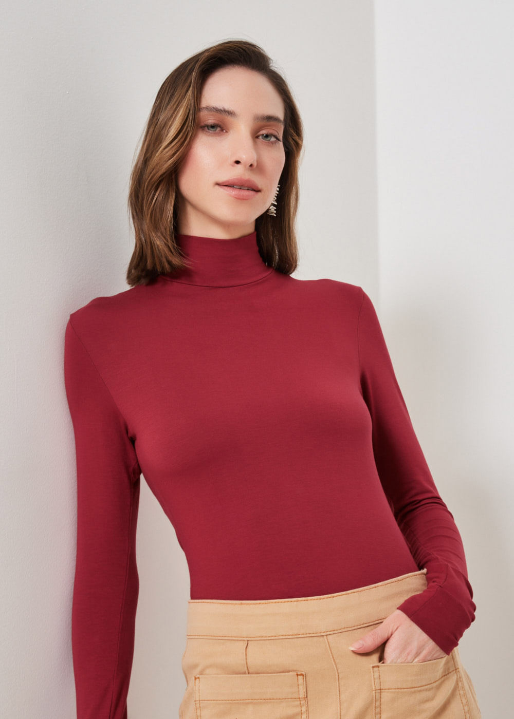 66.10.3302VIN BLUSA MALHA M/LGOLA ALTA BÁSICA
